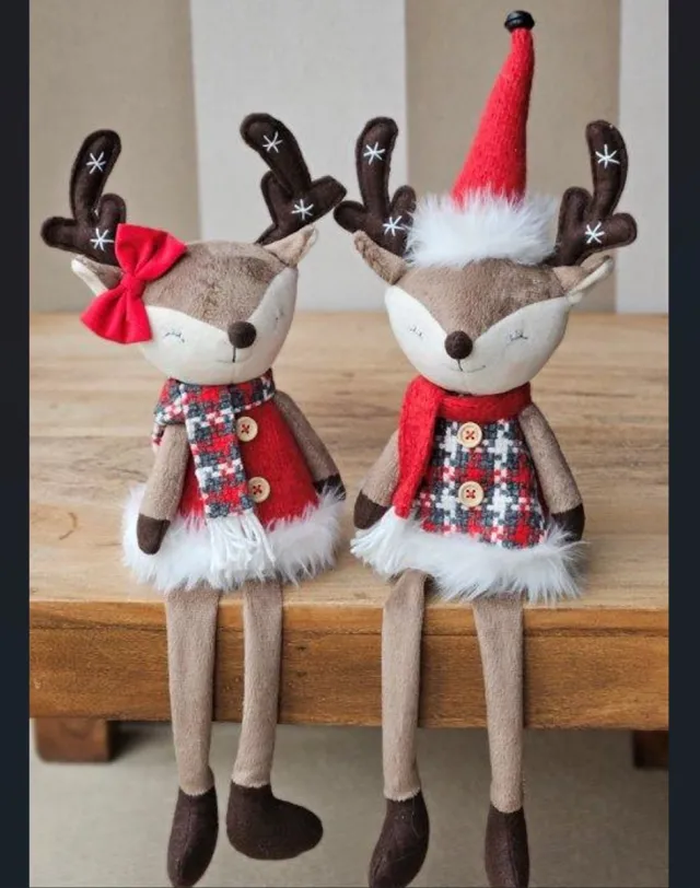 La Galleria Set van 2 Zittende elanden rode outfit met hangbeentjes H53cm Kerstdecoratie rood