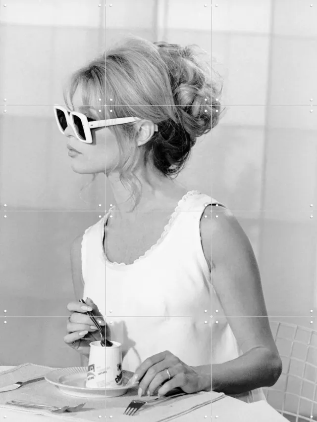 IXXI Brigitte Bardot, Bridgeman Images - 60 x 80 cm - Grote wanddecoratie en posters - Vintage, Fotografie, Keuken, Woonkamer, Eetkamer, Portretten Monochroom / Zwart en wit / Wit / Lichte tinten