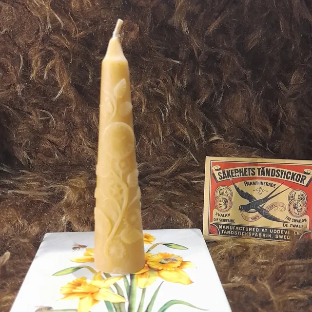 cailleagh's candles and gifts Bijenwas kaars, cone kaarsje radar en klok geel