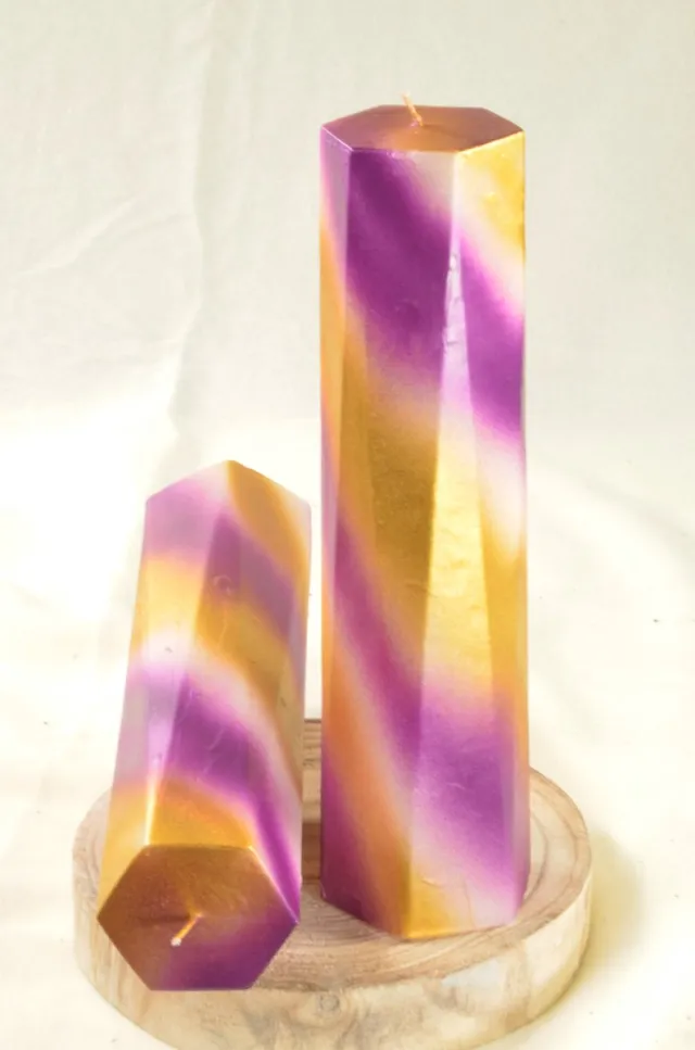 MilaNNE 6 Kantige designkaars "Brussels", uitgevoerd in GOUD, LILA en WIT, hoogte: 32 cm Gemaakt door Candles by Milanne - BEKIJK VIDEO