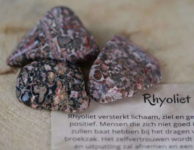 GemsByShy Rhyoliet trommelsteen, edelsteen - Perfect cadeau voor mannen en vrouwen - Inclusief uitleg - Spiritueel - Rhyolite - Balans -Beter slapen - Huidklachten - 100% NATUURLIJK
