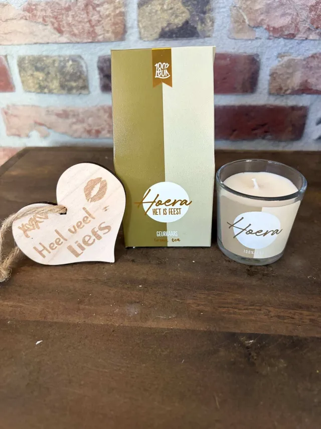 Creaties van hier Geurkaars huisje - Hoera het is feest - Cadeau - met houten hartje