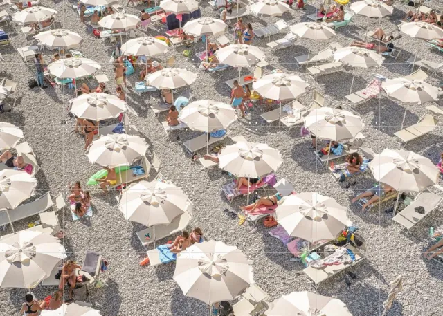 IXXI Amalfi Beach Umbrellas, Henrike Schenk - 140 x 100 cm - Grote wanddecoratie en posters - Fotografie, Slaapkamer, Woonkamer, Zomer, Paraplu's Lichte tinten / Wit