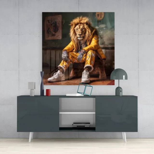 Insigne Art Glasschilderij Vierkant – Stoere Leeuw in Streetwear – Urban Moderne Wanddecoratie - 60x60 cm Kleurrijk