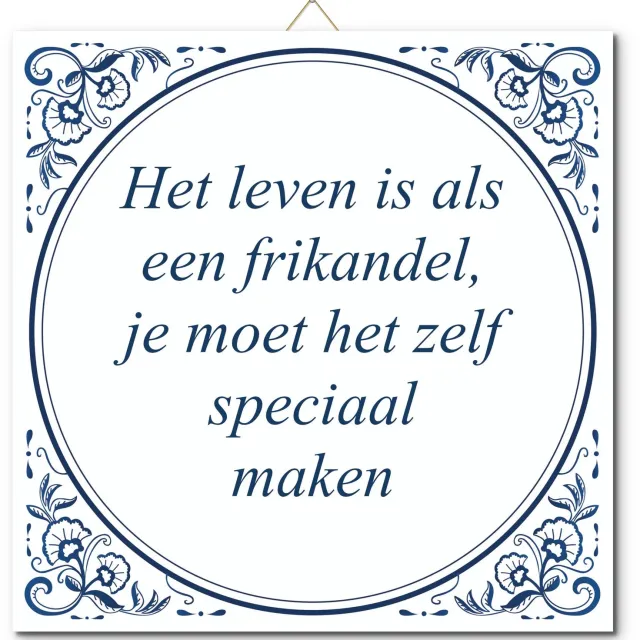 De Tegeltjesfabriek Tegeltje met standaard - Het leven is als een frikandel, je moet het zelf speciaal maken wit en blauw
