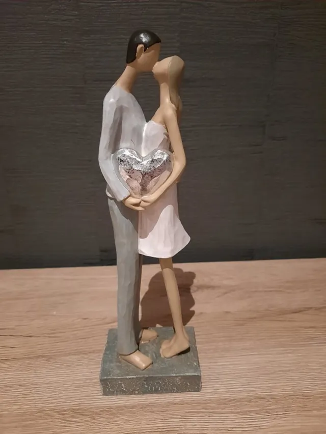 Gilde handwerk Decoratie Beeld Kussend Liefdespaar met Bloemen – Romantisch Trouwkoppel Figuur – H26 cm – Huwelijk, Jubileum & Valentijn Cadeau Woonaccessoires diverse kleuren
