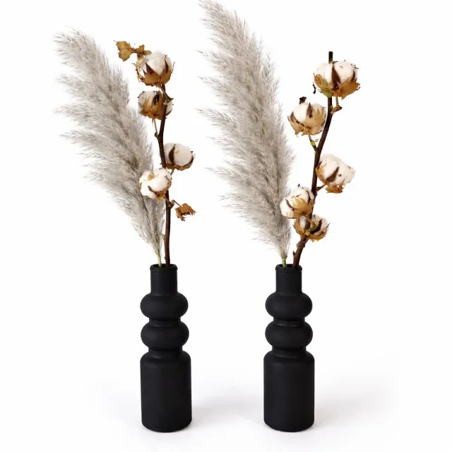 Flowercreations Cortederia grijs met katoen in trendy vaas. zwart