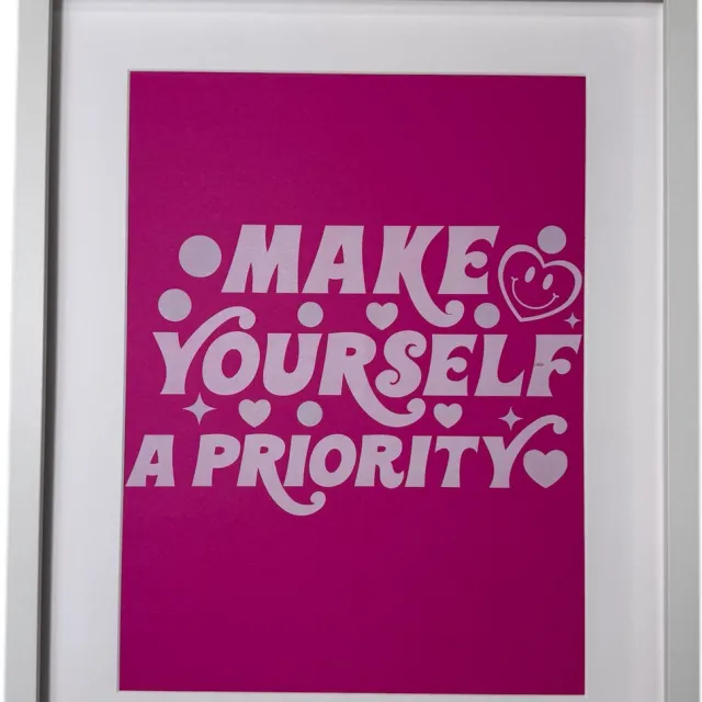 Laserloom Lijst met motiverende quote - witte lijst met passe-partout "Make yourself a priority" - boost voor je zelfvertrouwen - witte letters op roze achtergrond - 40x50cm