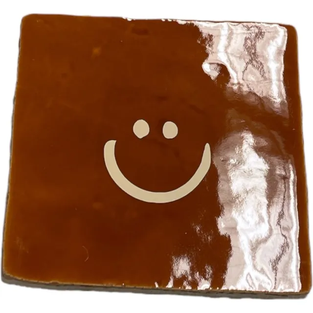 Bij ons onder de panne Hippe tegeltje met tekst: Smile Smiley | Roest met beige | Gepersonaliseerde cadeau | Hippe Spreuktegel | Nieuwe woning cadeau | Housewarming cadeau