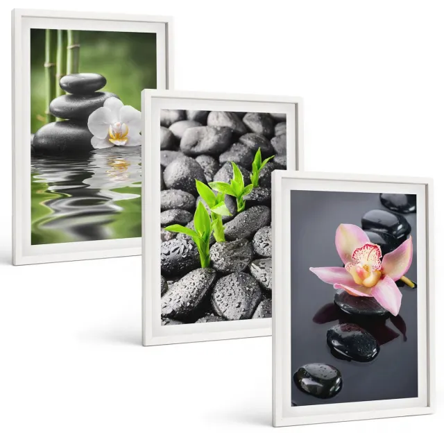 Coloray 3-Delige Schilderij Set - Een Serene Zen-Compositie Van Stenen Met Bloemen Op Water. - 40 x 60 - Wanddecoratie - Schilderijen Set - Kantoor Witte lijst