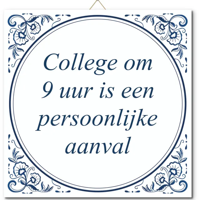 De Tegeltjesfabriek Tegeltje: College om 9 uur is een persoonlijke aanval (met hangertje) wit en blauw