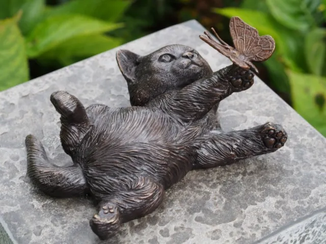 Van Den Broeck Kenny Kitten met vlinder 11 cm hoog - kat - bronzen beeld - tuinbeeld - hoogkwalitatief brons - decoratiefiguur - interieur - accessoire - voor binnen - voor buiten - cadeau - geschenk - kerst - nieuwjaar - verjaardag Bruin