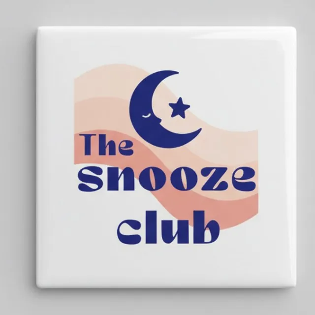 Nevolis The Snooze Club Tegel 15×15 cm – Schattige Slaperige Maan Keramische Wandtegel – Gezellig Bedtijd Decor Cadeau voor Slaapliefhebbers Multi Color