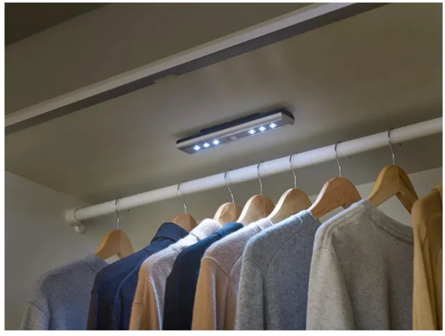 livarno home LED-sensorlamp - 6 LED's - Lichtkleur: koudwit - Lamp met bewegingssensor - Automatisch in- en uitschakelen - Batterijgevoed - Automatische uitschakeling na ca. 30 seconden. Zilver