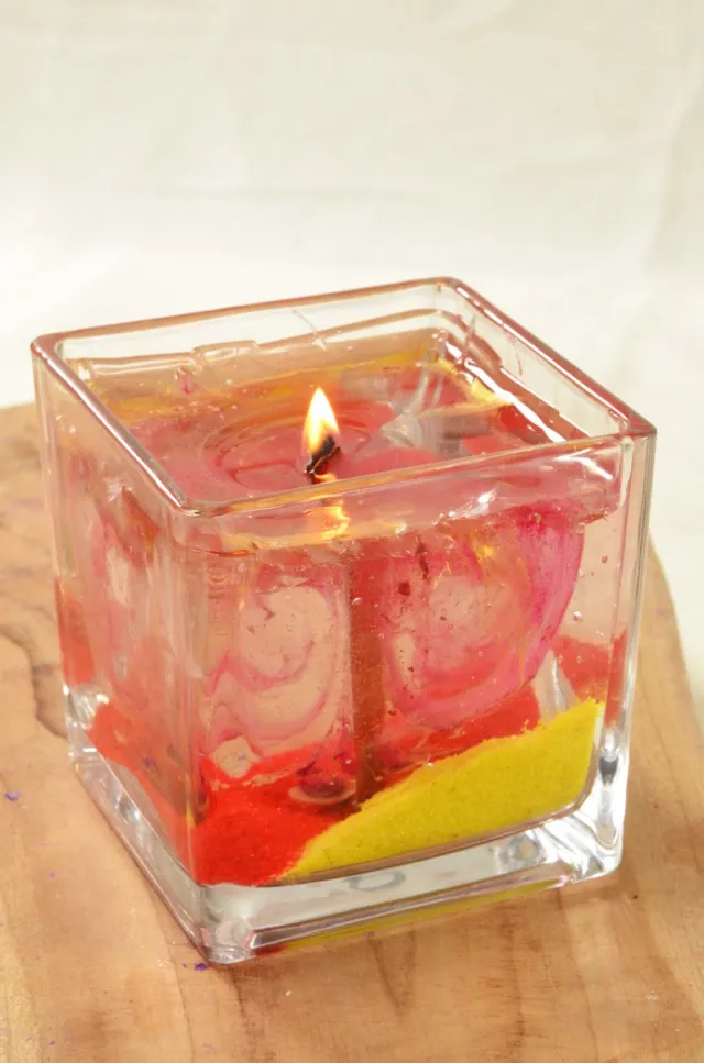 MilaNNE Exclusieve Gelkaars "Explosion" rood met HOUTEN PIT (Wooden wick) - hoogte: 10 cm - Gemaakt door Candles by Milanne Transparant