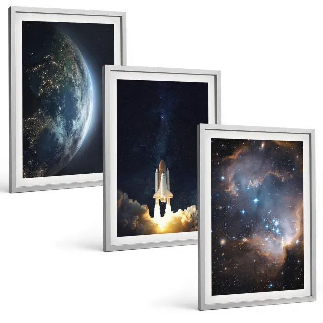 Coloray 3-Delige Schilderij Set - Ruimte Aarde Raket Melkweg Hemel Sterren - 40 x 60 cm - Decoratieve Schilderijen - Woonkamer - Interieur Zilveren lijst