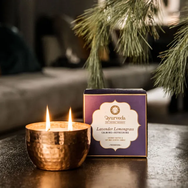 Tridosha Lavendel Citroengras Ayurvedische geurkaars met 2 lonten in prachtig koperen pot