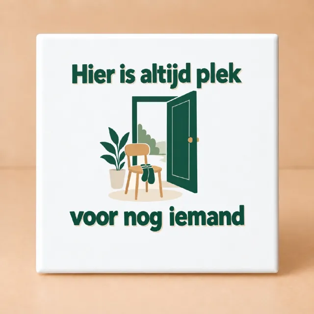 Bedruk King Stijlvolle Scandinavisch Minimalistische Tegel 'Deze familie draait op restjes en goede moed' – Sfeervolle Woondecoratie voor Gezinnen met W - 11 x 11 cm Wit