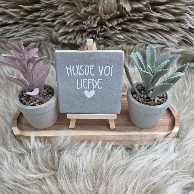 CreaCraft Robuust Wenstegeltje – Huisje vol liefde – Hip trendy tegeltje – 10x10 cm – Leuk Cadeau voor Vriendin, Zus, Juf, Collega of zomaar voor jezelf – Stijlvolle Woondecoratie – Trendy nu – Decoratief Tegeltje met Standaard – Cadeau Idee Robuust grijs/Wit