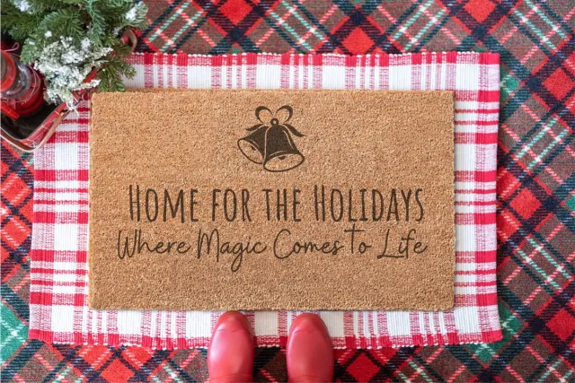 Laser Point Home For The Holidays | 90x60 cm | Nieuwe huis cadeau | Ingangsmat | Deurmat met stijl | Verhuizing cadeau | Praktisch & trendy | Perfect voor binnenkomst | Cadeau voor nieuwe woning bruin | zwart (gravering 90x60)