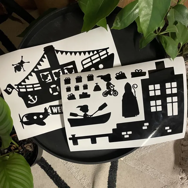 Bij ons onder de panne Herbruikbare statische raamfolie Sinterklaas dorp | Thema Sinterklaas | Sint en Piet en boot | Sinterklaasdorp V2 Sinterklaas | Dorp V2