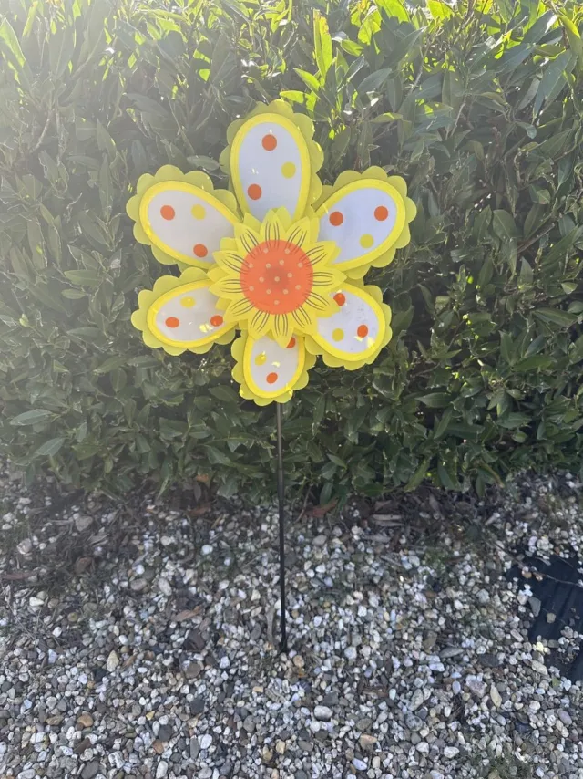 Impuls Windmolen met bloem - geel met stipjes - nylon + kunststof steker- dia 29 cm x hoogte 55 cm - Tuinaccessoires - Tuinstekers Geel + stipjes