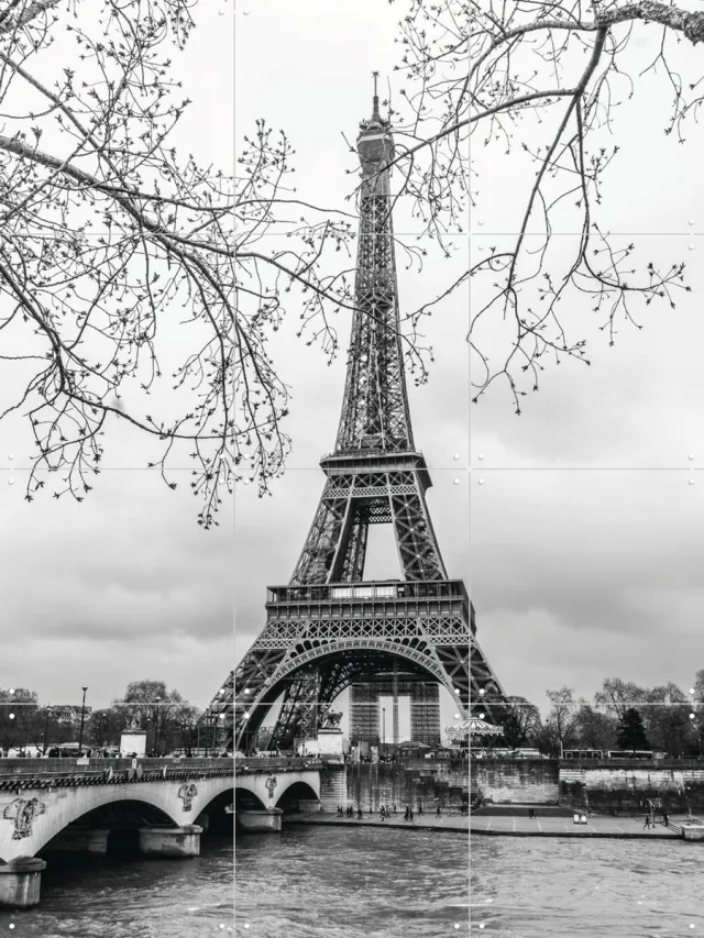 IXXI The Eiffel Tower, Teun de Leede & Kunst in Kaart - 60 x 80 cm - Grote wanddecoratie en posters - Fotografie, Gang, Woonkamer, Reizen, Skyline Zwart en wit / Monochroom / Grijs