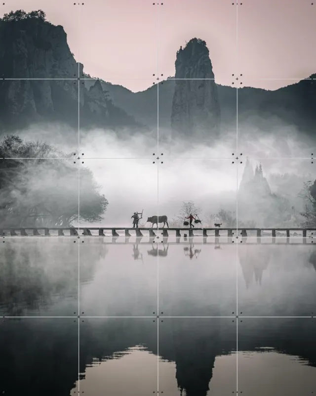 IXXI Mist, Tristan Zhou - 80 x 100 cm - Grote wanddecoratie en posters - Fotografie, Naturalisme, Gang, Mancave, Woonkamer, Slaapkamer, Mist, Bergen Koele tinten / Monochroom / Grijs