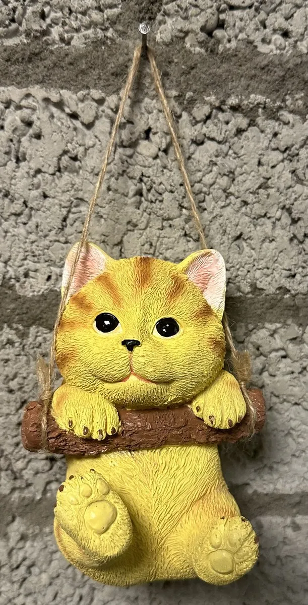 Impuls Polyresin hangend (tuin) dier "kat" - licht oranje + streepjes - hoogte 15x10x8 cm - ophangtouw - Voor binnen of buiten - Tuinaccessoires - Woonaccessoires Meerkleurig - licht oranje + streepjes
