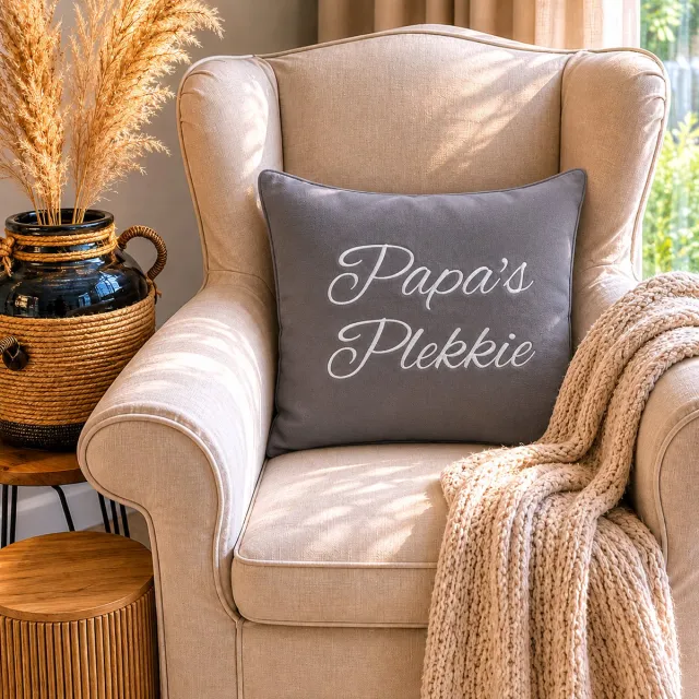 Maison Marcella Sierkussen Kussen met tekst bedrukt cadeau | papa’s plekkie grijs met opdruk wit met vulling | 40x40 cm | vaderdag verjaardag man opa