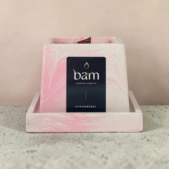 Bam Geurkaars Strawberry – Handgemaakte Aardbei Geurkaars in Roze Gemarmerd Vierkant Potje met Houten Wiek – Vegan Kaars van Natuurlijke Zonnebloemwas – 30 Branduren
