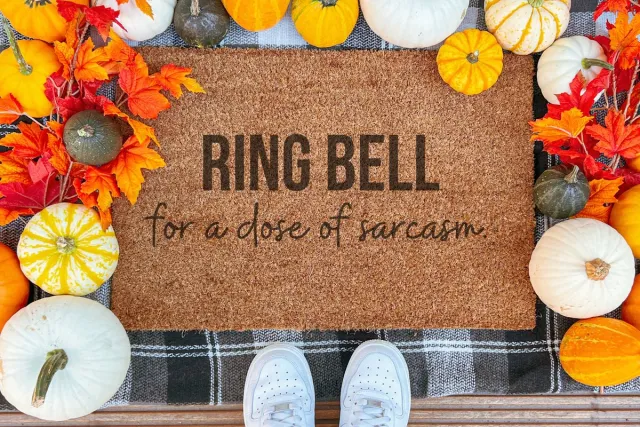 Laser-Point Ring Bell For A Dose Of Sarcasm | 90x60 cm | Nieuwe huis cadeau | Ingangsmat | Deurmat met stijl | Verhuizing cadeau | Praktisch & trendy | Perfect voor binnenkomst | Cadeau voor nieuwe woning Bruin | Zwart (Gravering 90x60)