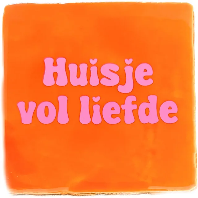 Snoes Spreuktegel – Huisje vol liefde – Oranje met Roze – Inclusief Plakhaakje – Handgemaakt Spaans Keramiek 10x10 cm – Cadeau Samenwonen – Kleurrijk Housewarming Kado