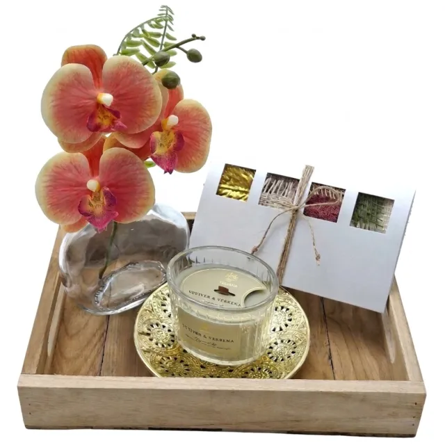 TreeWick Luxe Cadeauset met Geurkaars – Teakhouten Dienblad met Mini Kunstorchidee, Gouden Schaaltje & Wenskaart – Woondecoratie Cadeau Olijfgroen