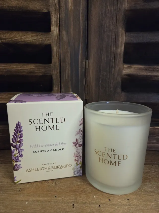 Ashleigh & Burwood London Ashleigh & Burwood Wild Lavender & Lilac - scented candle - 40 branduren - 1 stuk creme