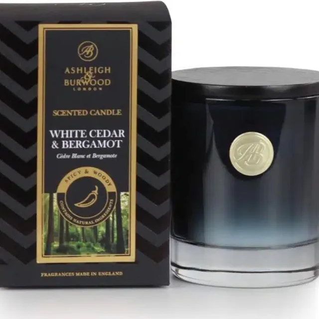 Ashleigh & Burwood Signature Kaars 140g White Cedar & Bergamot zwart