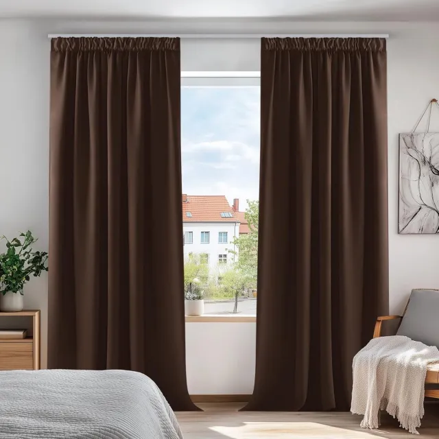 Famanu Verduisterende Gordijnen Plooiband, Kant en Klaar, Ondoorzichtige Thermogordijn voor Slaapkamer, 140x175 cm (B x H), Chocolade, set van 2