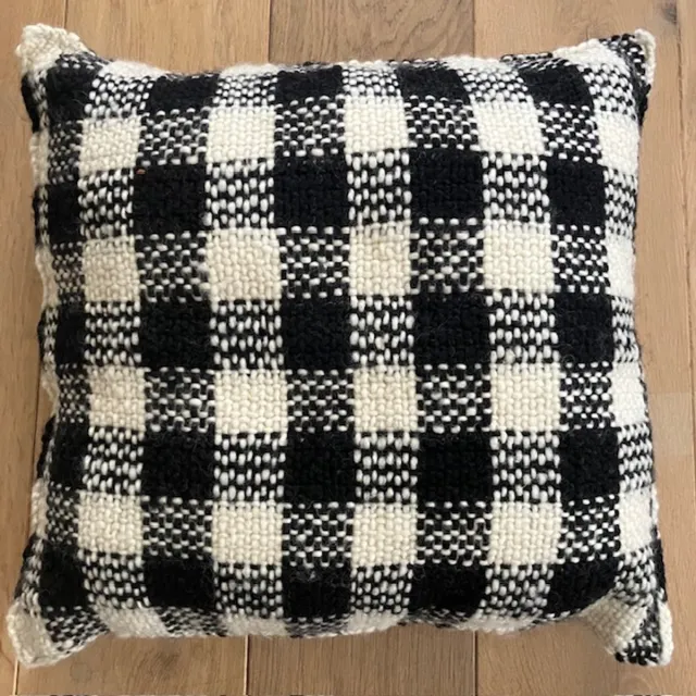 luna-leena duurzame sierkussen + binnenkussen 50x50cm (set) - zwart/wit wol - geweven ruit voorkant - knoopsluiting achterkant - hand gemaakt in Nepal - cushion black and white - interieuraccessoire - kussen - bankkussen zwart wit