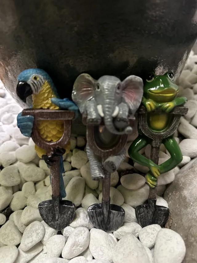 Impuls Decoratieve polyresin beeldjes ''Papegaai/olifant/kikker op schep"- Set van 3 stuks - meerkleurig - hoogte 14 x 5 x 1 cm - Woonaccessoires - Tuinaccessoires - Decoratieve beelden meerkleurig- papegaai/olifant/kikker