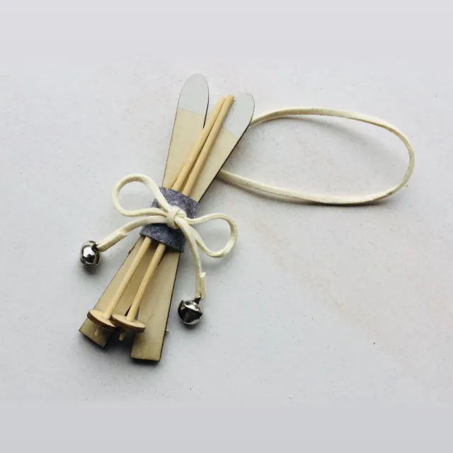 Villa Volance Houten ski - kersthanger - ski - winterhanger - winter - hanger van hout - sfeerversiering Bruin