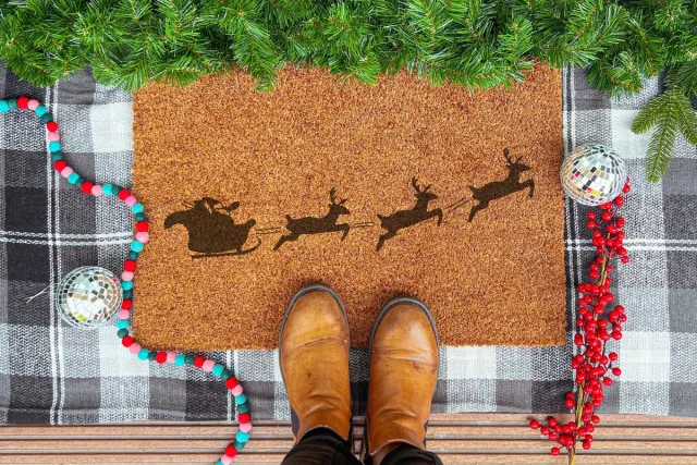 Laser Point Santa Claus | 60x40 cm | Nieuwe huis cadeau | Ingangsmat | Deurmat met stijl | Verhuizing cadeau | Praktisch & trendy | Perfect voor binnenkomst | Cadeau voor nieuwe woning bruin | zwart (gravering 60x40)