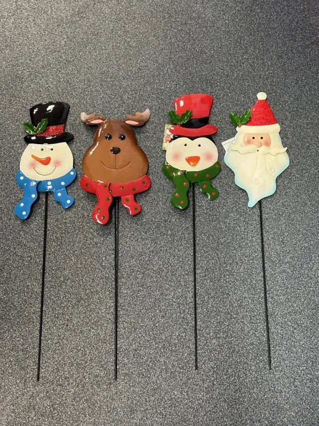 Impuls Kerststekers van metaal - set van 4 stuks - meerkleurig - Pinguin/sneeuwpop/rendier en Kerstman - hoogte 48 cm x 11 x 1 cm - Kerstdecoratie - Woonaccessoires