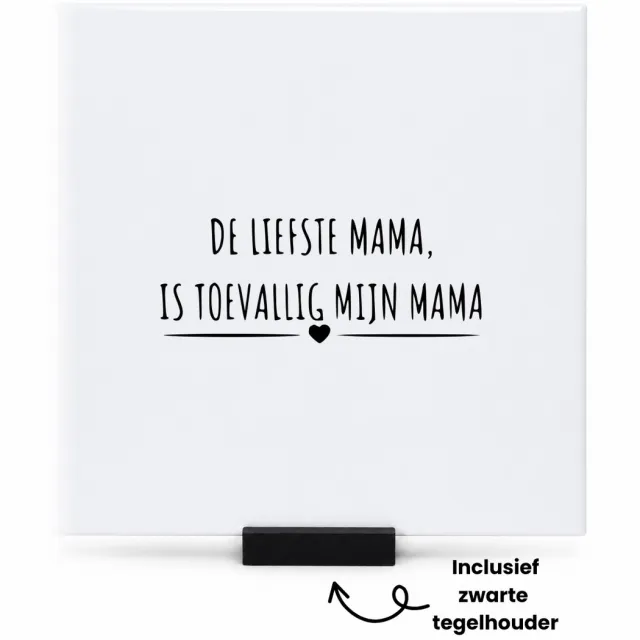Hacebo De liefste mama is toevallig mijn mama tegeltje met tegelhouder - Mama - cadeau mama - tegeltjes met tekst - Moederdag - Leuk cadeau voor je mama om te geven - verjaardag mama - spreuktegels - 15x15 CM Wit