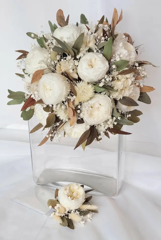 Bloemen en Decoratie 4U Elegant prachtige forever bruidsboeket met echte pioenenrozen die zijn geconserveerd en in combinatie met verschillende droogbloemen samen met passend pocket corsage/ Biedermeier bruidsboeket / droogbloemen/ wedding/ trouwen Wit, groen