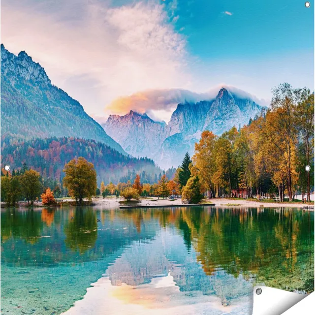Gards Tuinposter Meer in de Bergen met een Geit Standbeeld - 100x100 cm - Tuindoek - Tuindecoratie - Wanddecoratie buiten - Tuinschilderij Multikleur