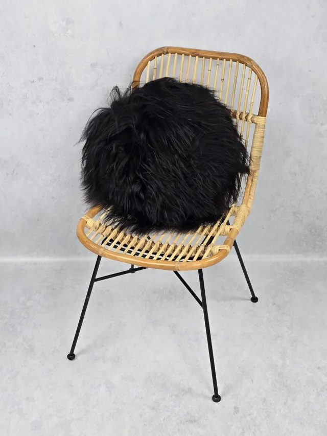 Bèèèhst Genôch Kussen – Schapenvacht – IJslands – Exclusieve collectie – Woondecoratie – Zwart – 100% echt natuurlijke wollen vacht – Ø40 cm
