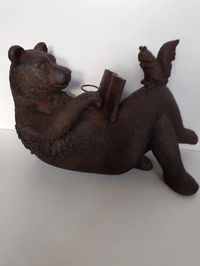 Slijkhuis-Import V.O.F Ijsbeer groot bruin met boek en eekhoorntje op knie 23x37x17 cm