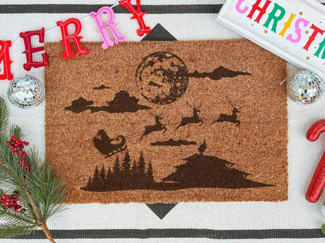 Laser Point Santa Is Coming | 60x40 cm | Nieuwe huis cadeau | Ingangsmat | Deurmat met stijl | Verhuizing cadeau | Praktisch & trendy | Perfect voor binnenkomst | Cadeau voor nieuwe woning Bruin | Zwart (Gravering 60x40)