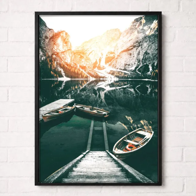 Kleurmedia Bergmeer met Bootjes Poster - Mountain Lake Collection - Natuur Posters - A2+ 43,2 x 61 cm groen