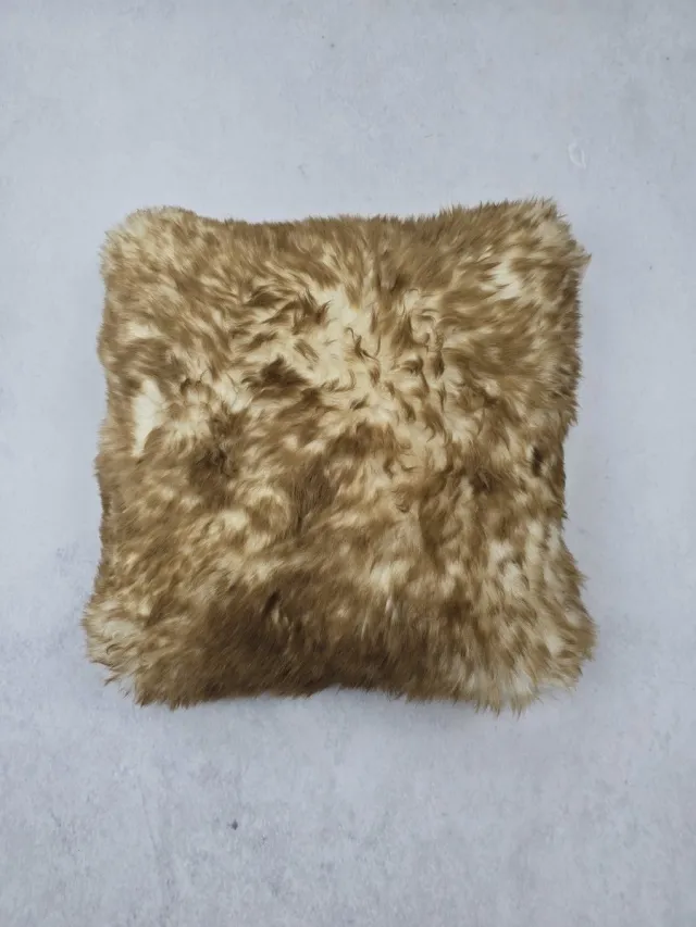 Bèèèhst Genôch Kussen – Schapenvacht – Moeflon – Exclusieve collectie – Woondecoratie – Bruin, wit, crème – 100% echt natuurlijke wollen vacht – 40x40 cm